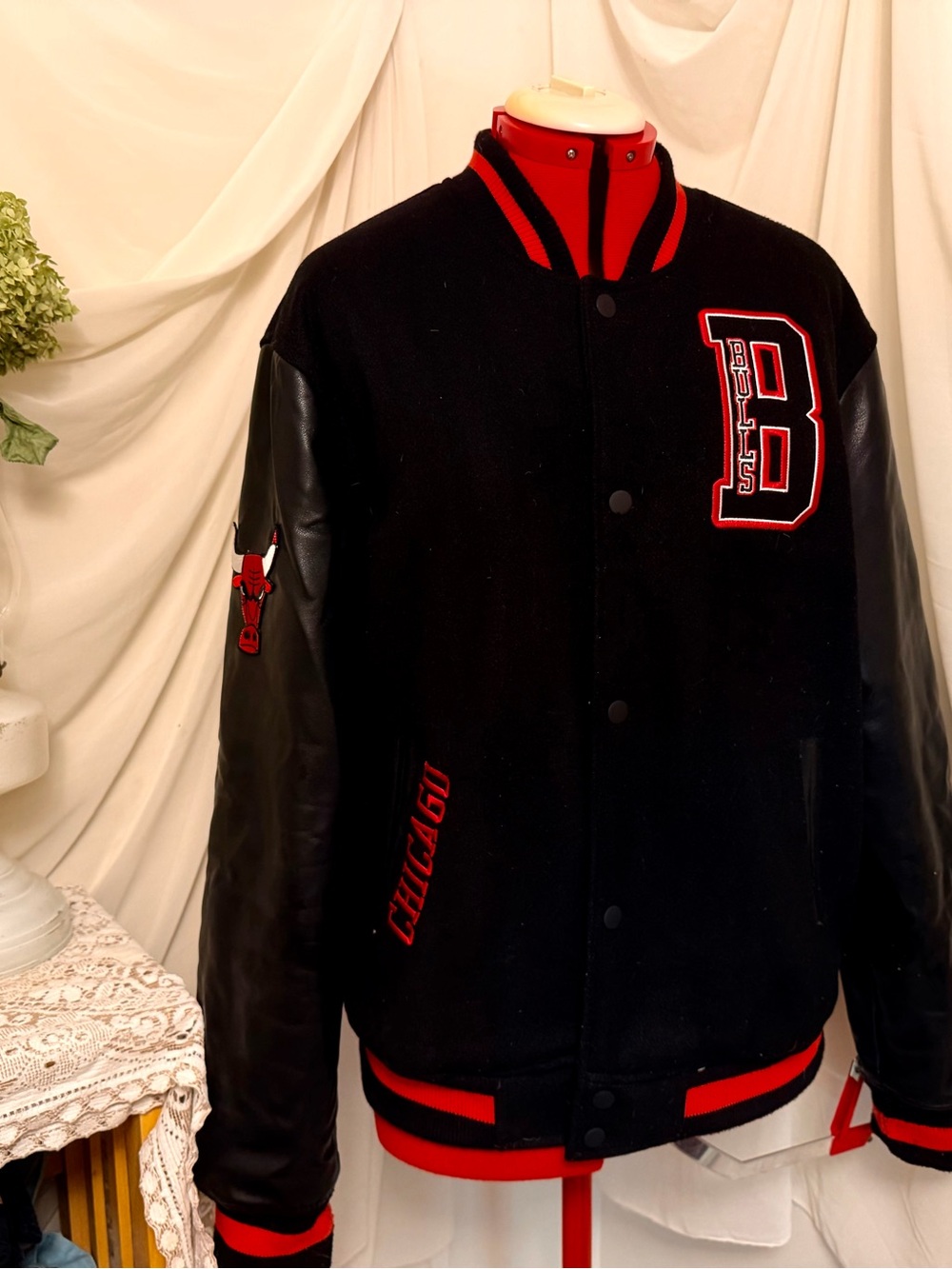 NBA Chicago Bulls varsity jacket Varsity Jacket Black & Red Size Large Like New
